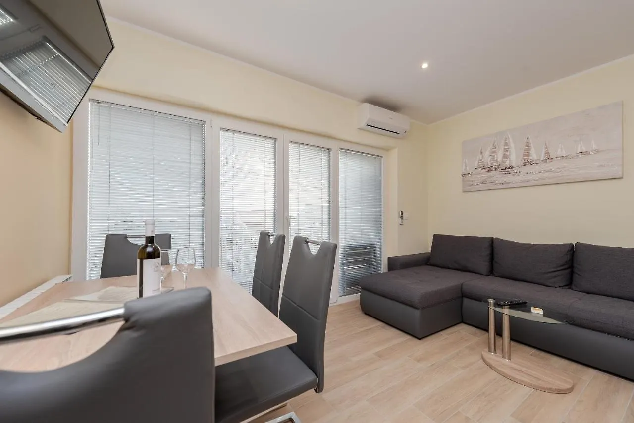 بيت ضيافة Apartments And Rooms With A Swimming Pool Sukosan, Zadar - 5906