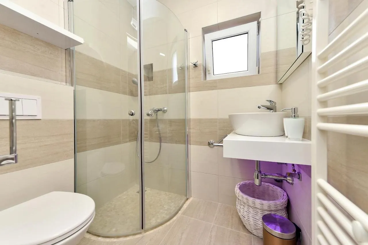 بيت ضيافة Apartments And Rooms With A Swimming Pool Sukosan, Zadar - 5906